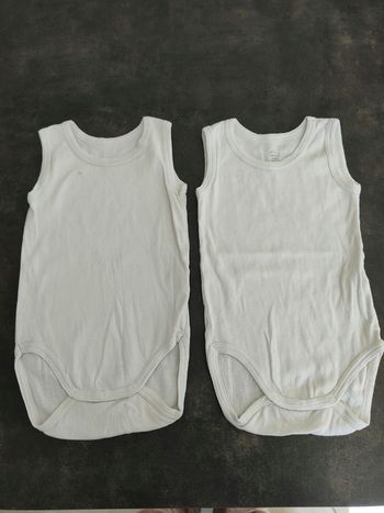 9 mois. Lot de 2 bodies blanc.