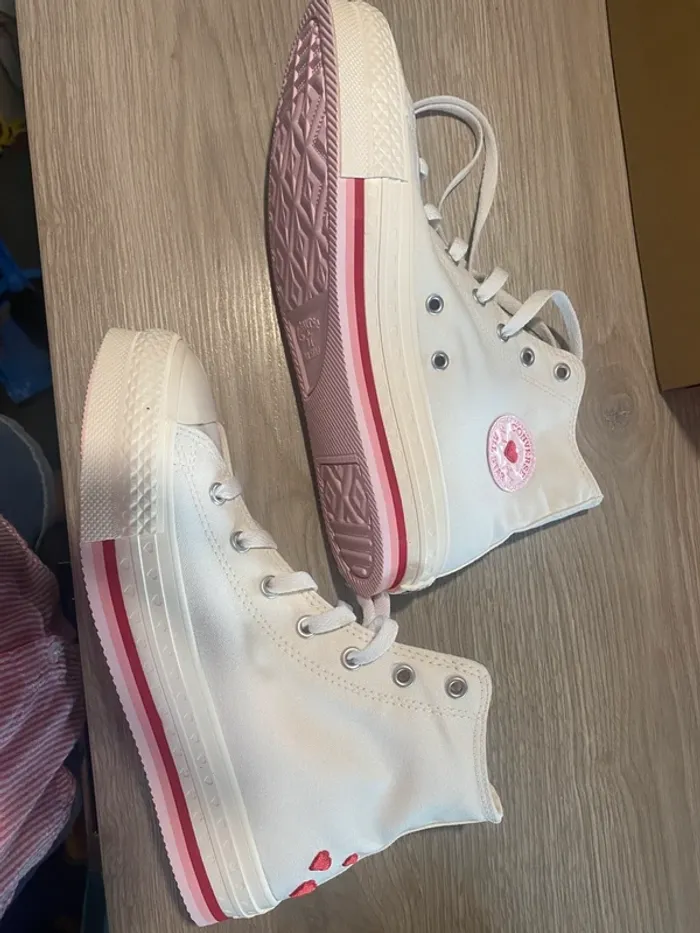 Converses femme neuve avec cœur