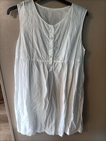 Robe uni blanche broderie