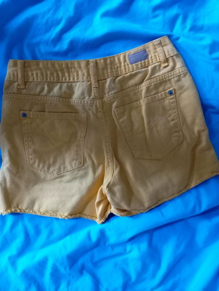 Short jaune - photo numéro 2
