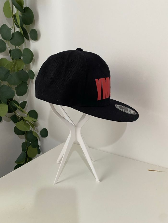 Casquette SnapBack YMCMB noire et rouge - photo numéro 7
