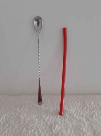 Paille et grande cuillère.