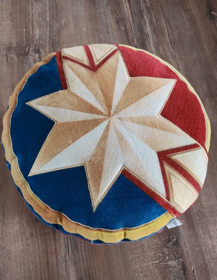 coussin oreiller forme bouclier captain Marvel avec étoile excellent état disneyland Paris
