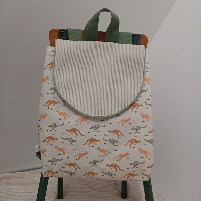 Sac à dos kangourou & rabat velours beige