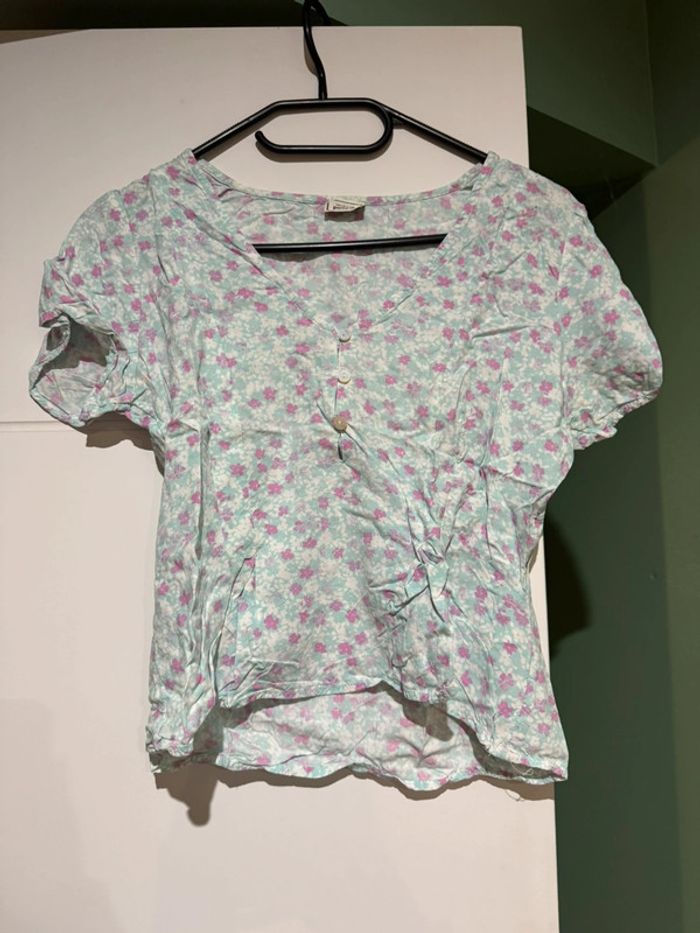Blouse bleue claire et fleurie