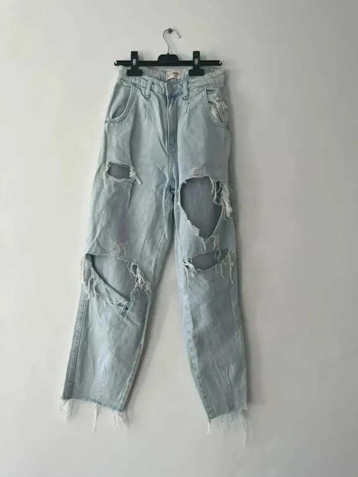 Jeans troué - Taille 32 - photo numéro 2