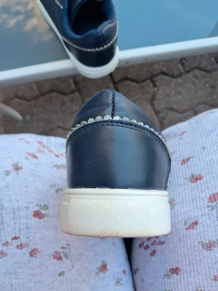 Belles baskets 👟 bleu marine avec liseré brillant en surpiqures, lacets elastiqués - T31 - La Halle - photo numéro 6