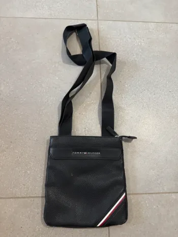 Pochette à bandoulière noire Tommy Hilfiger, plusieurs marques d'usures, 20*22cm