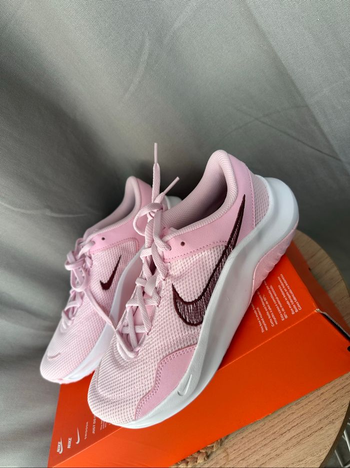 Nike Legend Essential 3nn - Taille 39 - neuve dans leur boite - photo numéro 3