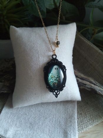 Collier pendentif médaillon fantôme 👻.