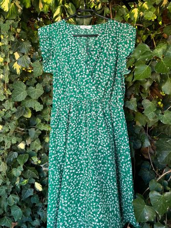 Petite robe verte à fleurs légère et fluide