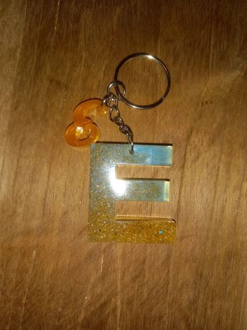 Porte.cle lettre E sable résine epoxy
