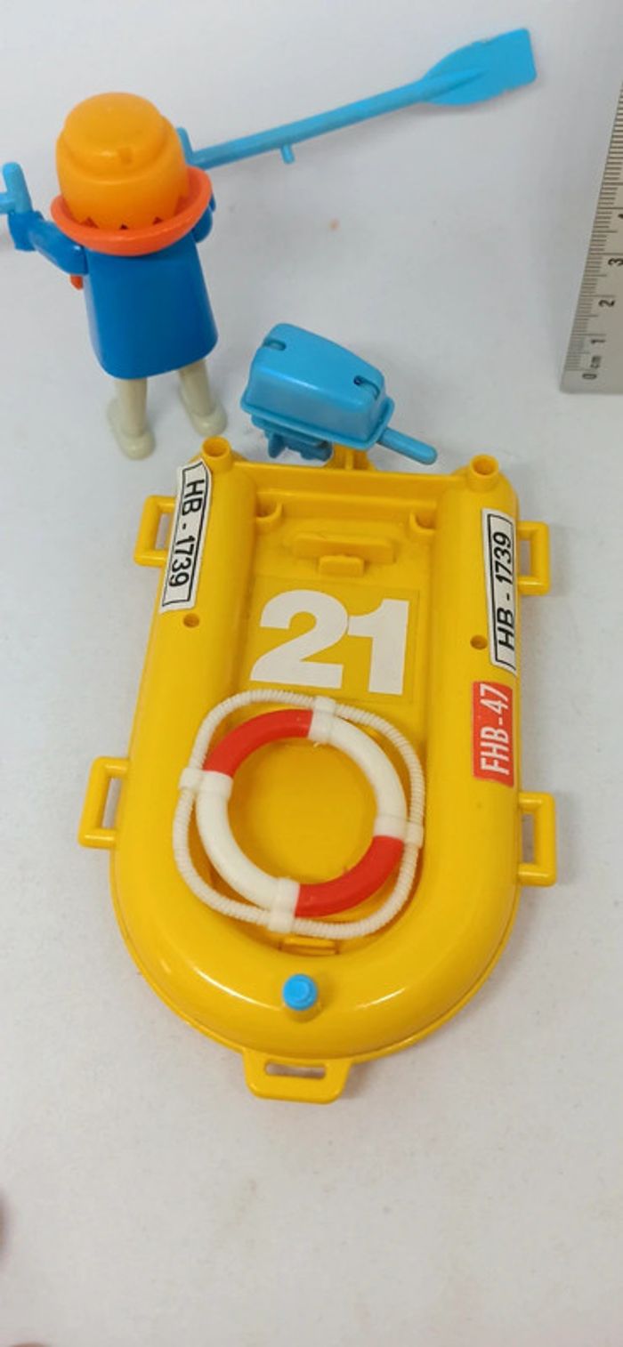 Petit bateau zodiaque jaune vintage avec homme et bouée de sauvetage playmobil - photo numéro 9