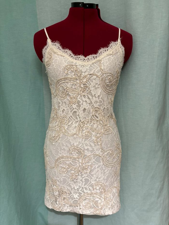 Jolie petite robe en dentelle et brodée Zara