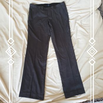 pantalon type de costume, gris, taille 40, marque Kiabi, en très bon état.