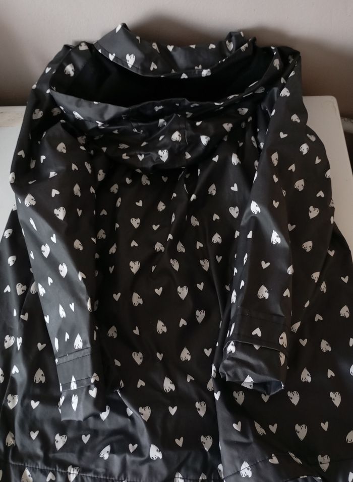 Imperméable ciré long . 8 ans. Noir gris anthracite,coeurs blancs . Tissaia. Coton polyester . État neuf - photo numéro 7