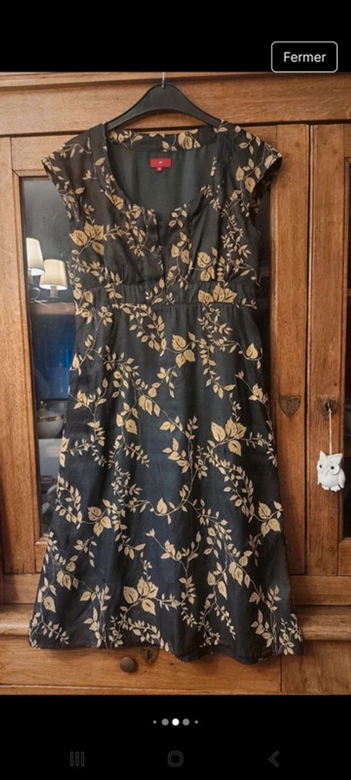 Jolie Robe Ap taille 38 fond noir dessin doré - photo numéro 4