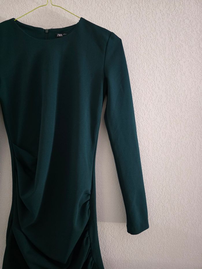Jolie robe verte zara taille xs - photo numéro 2