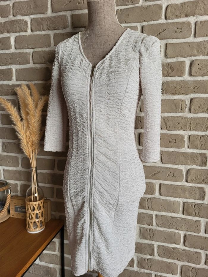 Robe blanche moulante avec fermeture éclair et tissu gaufré - photo numéro 5