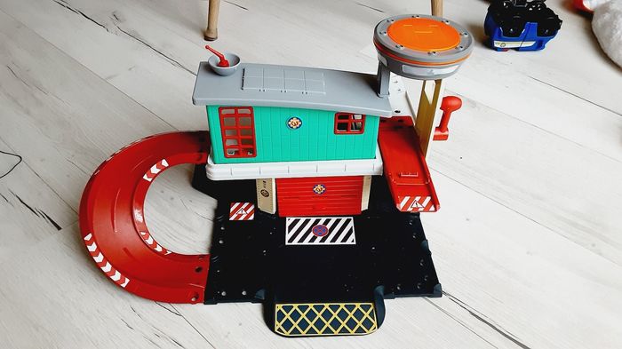 Jeu jouet enfant Sam le pompier plate-forme 2 étages caserne de pompiers