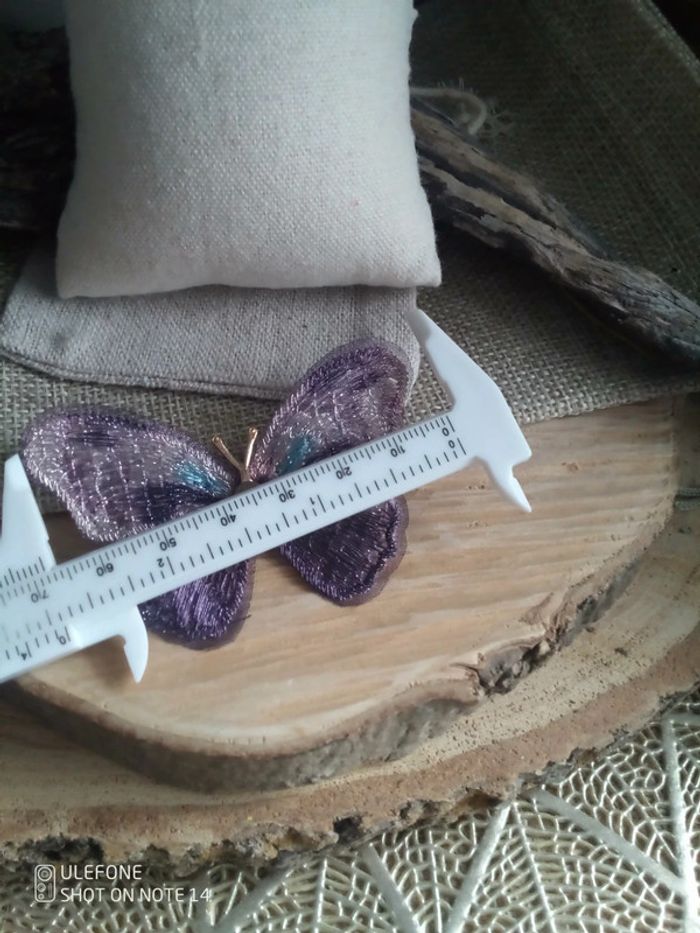 Broche papillon pierre naturelle et fils violets - photo numéro 2