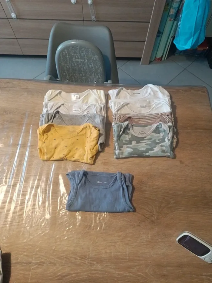 Lot de 9 bodies garçon tbe taille 24 mois - photo numéro 2