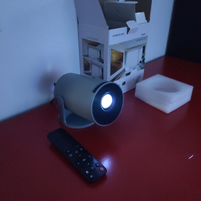 Mini Vidéoprojecteur Rotation 180° Haut-Parleur 5W Wifi Bluetooth - photo numéro 1
