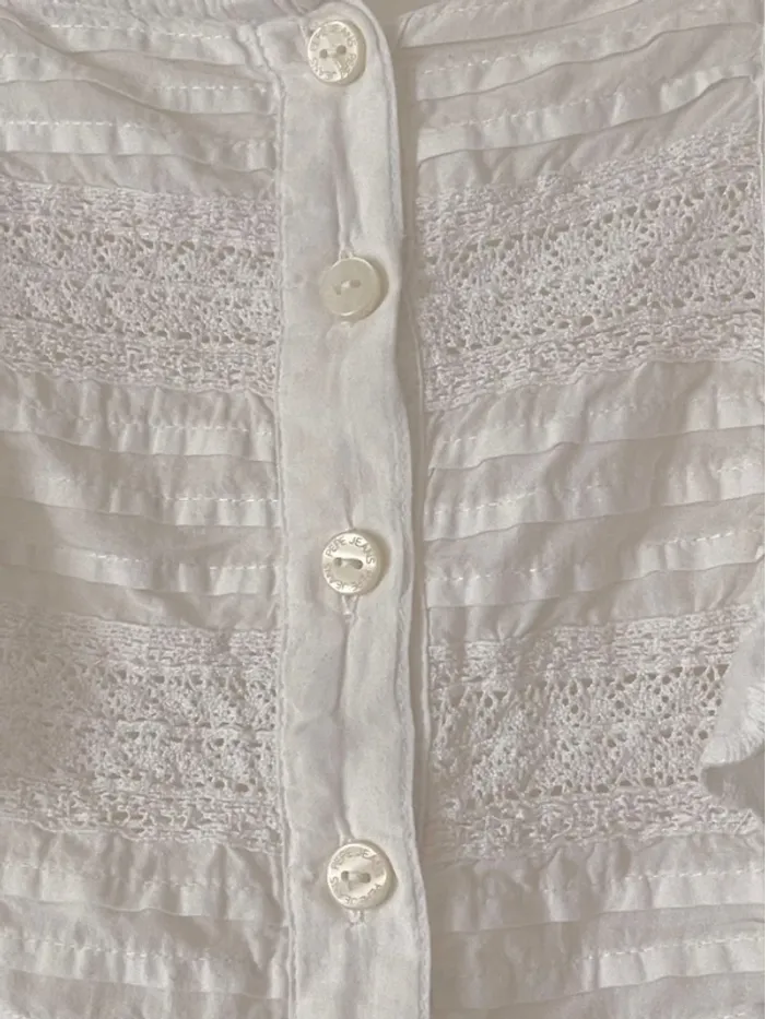 Magnifique haut blanc brodé / ajouré Pepe Jeans taille M avec liens à nouer - photo numéro 5