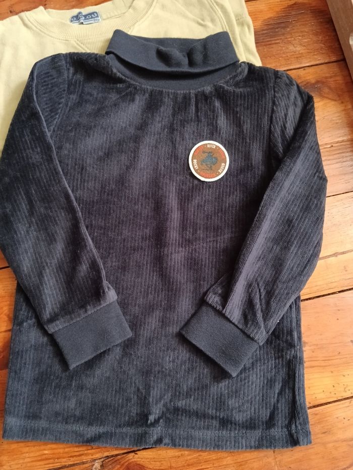 2 sweats, une chemise - photo numéro 3