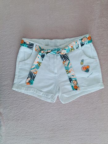 Short Orchestra 10 ans blanc avec ceinture fleurie smiley et patchs décoratifs