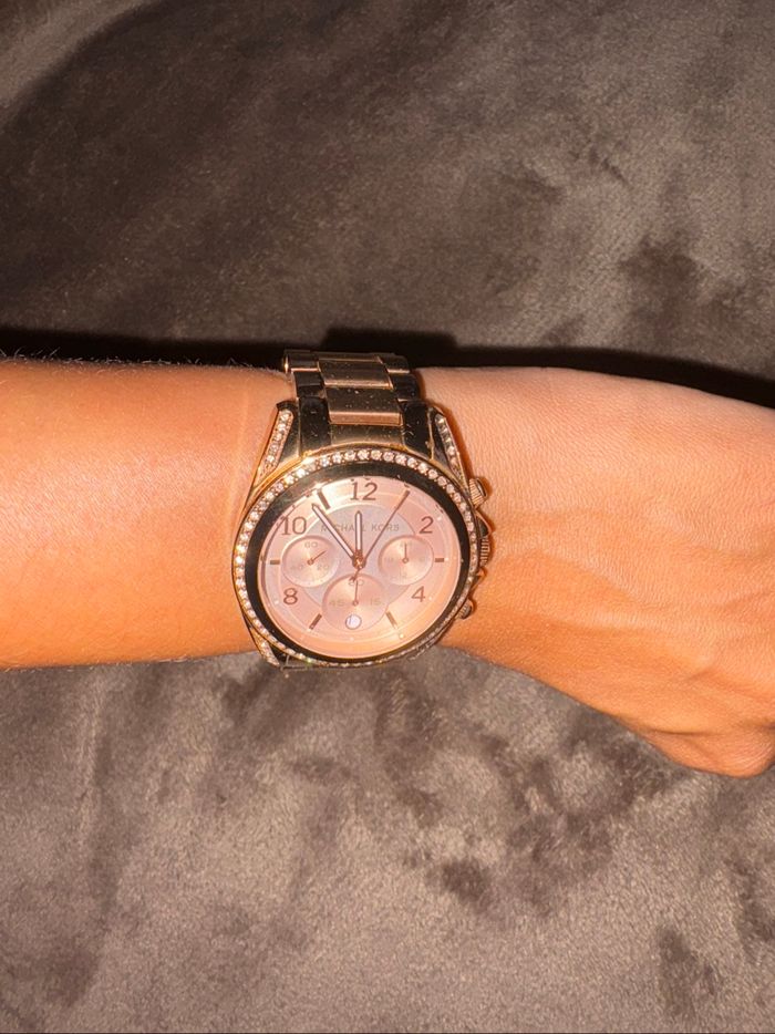 Montre Michael Kors rose doré en bon état - photo numéro 2