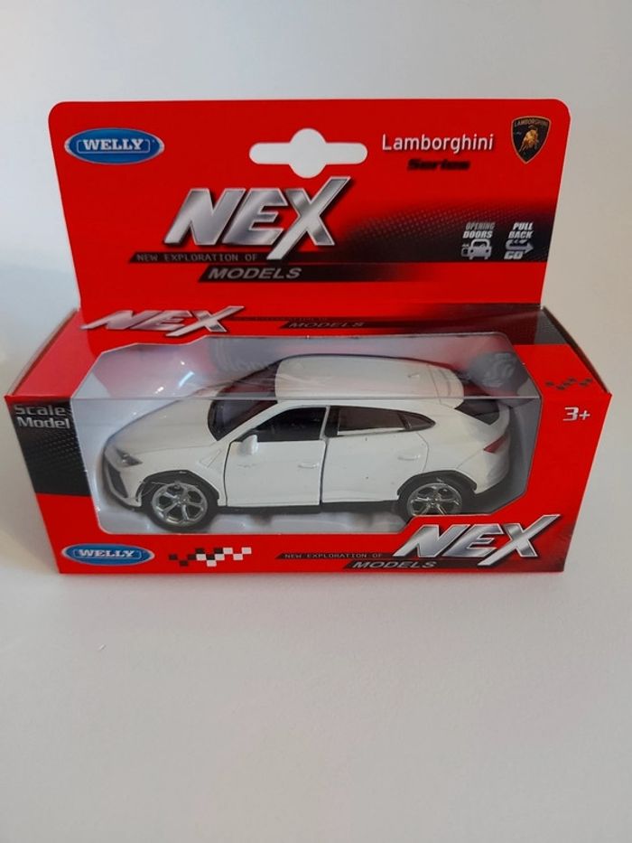 Lamborghini urus - blanc