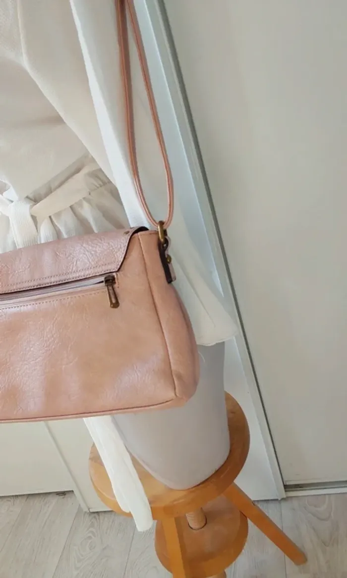 Sac rose bandoulière en parfait état, comme neuf 👍 - photo numéro 3