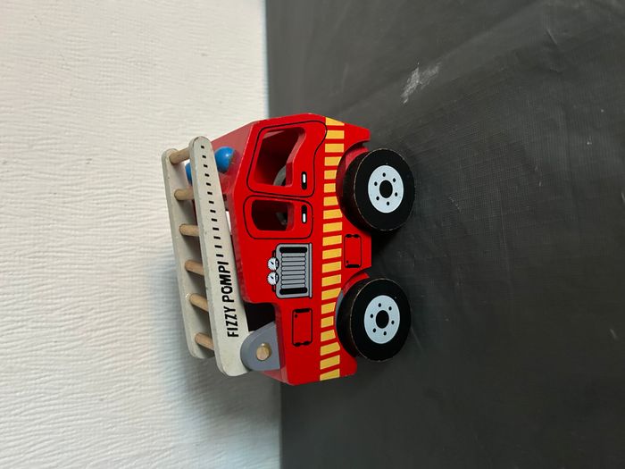 camion pompier en bois - photo numéro 2