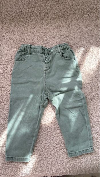 Pantalon bébé vert clair – confortable et facile à porter