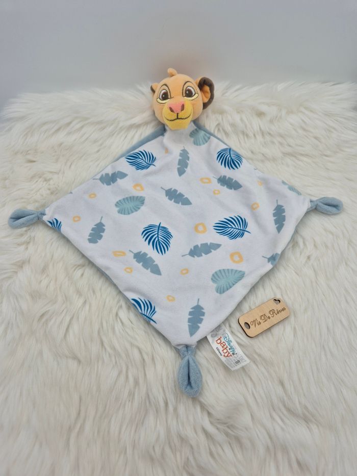 Doudou plat losange Simba Le Roi Disney feuille plume bleu vert clair