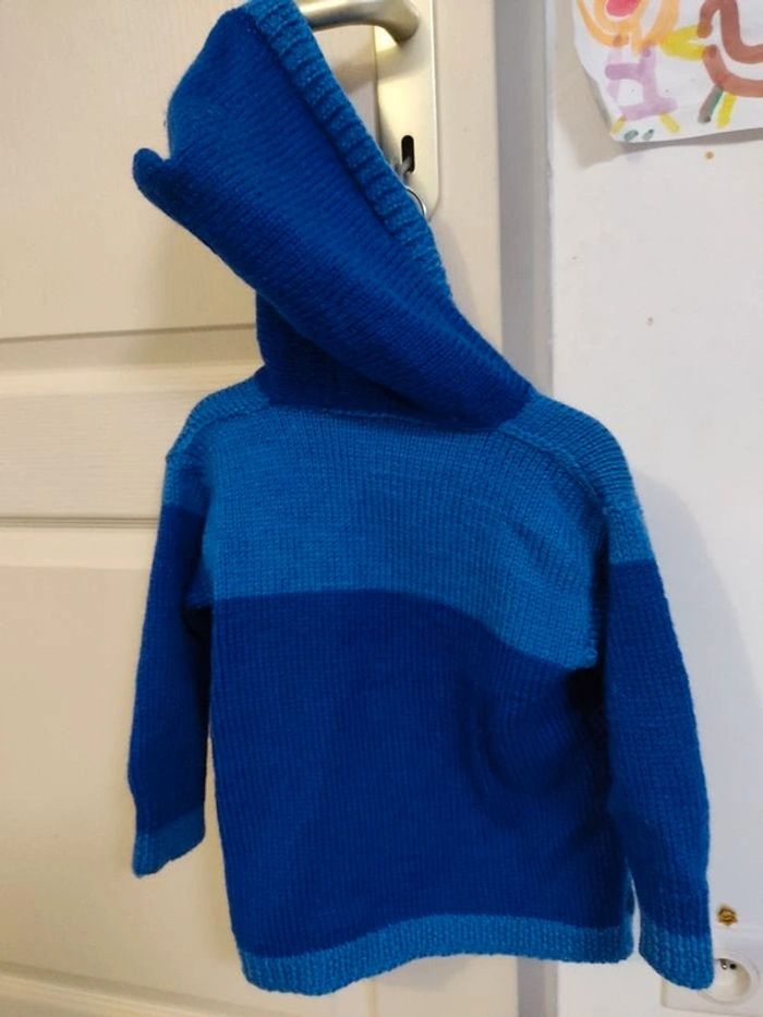 Gilet bleu à capuche. Tricoté main. 3 / 4 ans - photo numéro 2