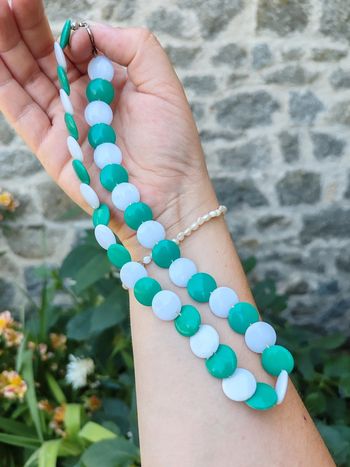 Collier vintage perles plastiques vert et blanc