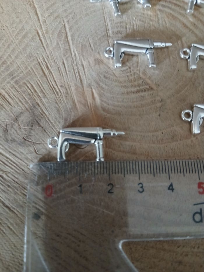 Lot de 6 pendentifs breloques visseuse argenté - photo numéro 2