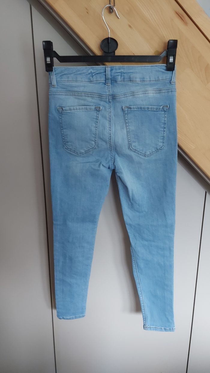 Jeans troué - photo numéro 3