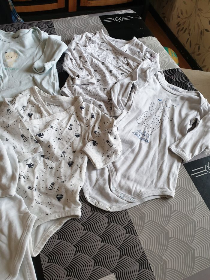 Lot Bodies 6mois - photo numéro 4