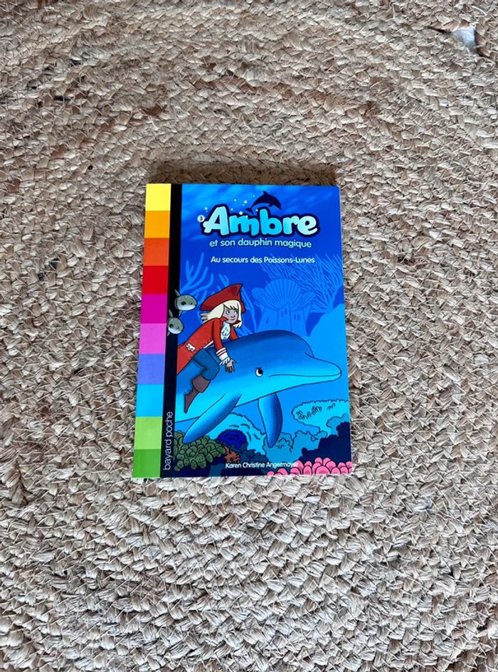 Livre Ambre et son dauphin magique , au secours des poissons lune