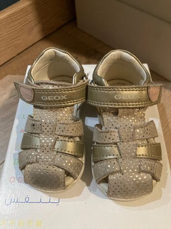 Sandale geox modèle macchia beige /gold taille 19