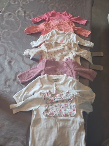 7 pyjamas / 6 bodi longue manche / 5 bodi courte manche jamais porté/ lots bonnet et gant/ 3 brassière/ 1 ensemble/ une combinaison  tout zéro mois 
