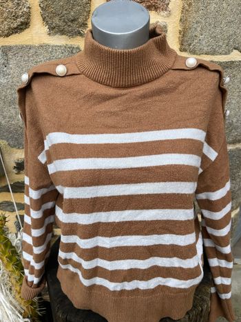 Pull en maille marron avec rayure blanche - Kiabi 