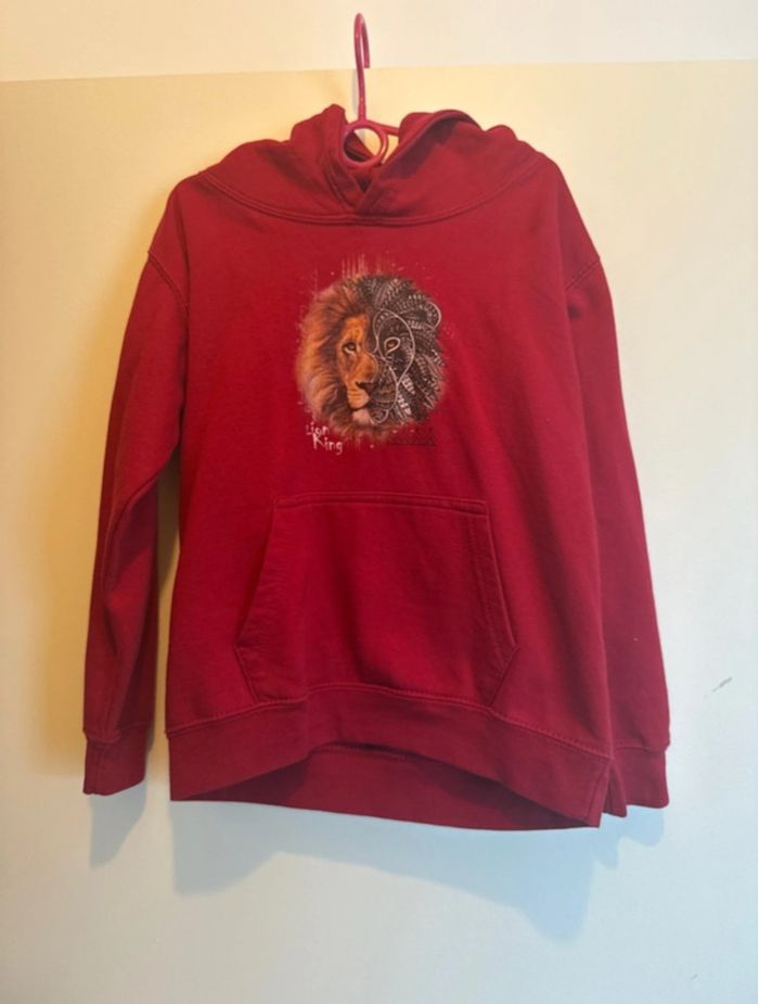 Pull à capuche rouge avec motif Lion King