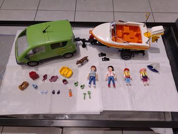 Voiture familiale avec remorque porte-bateaux. Playmobil n°4144