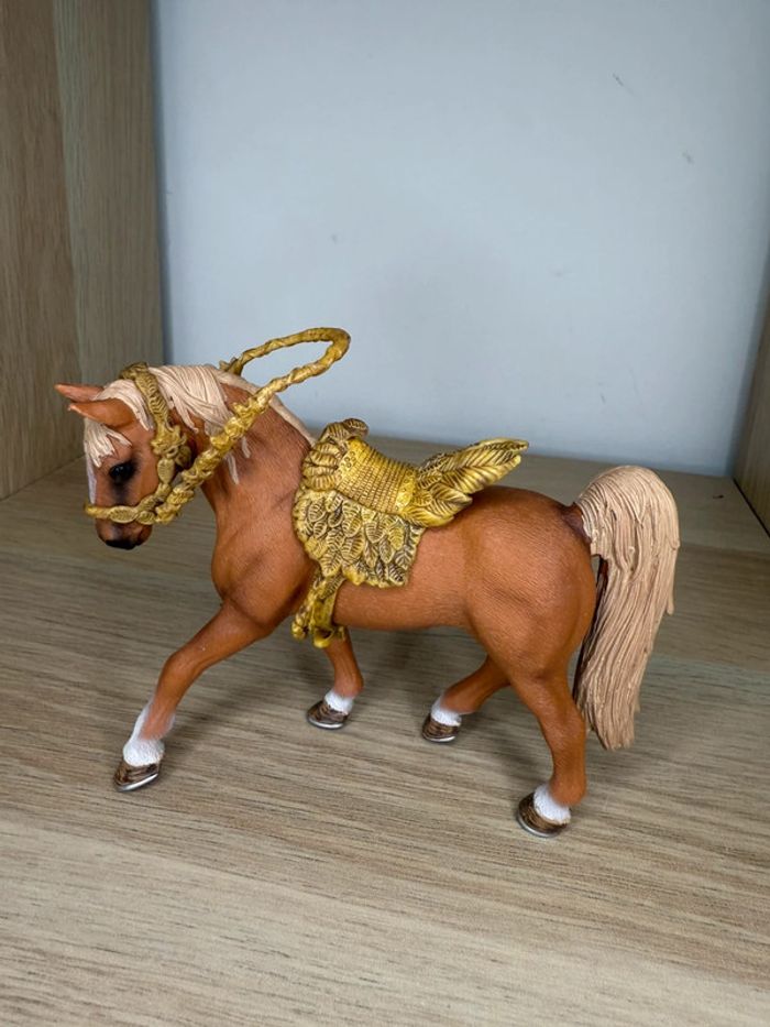 Cheval Tennessee Walker avec sa selle féerique schleich