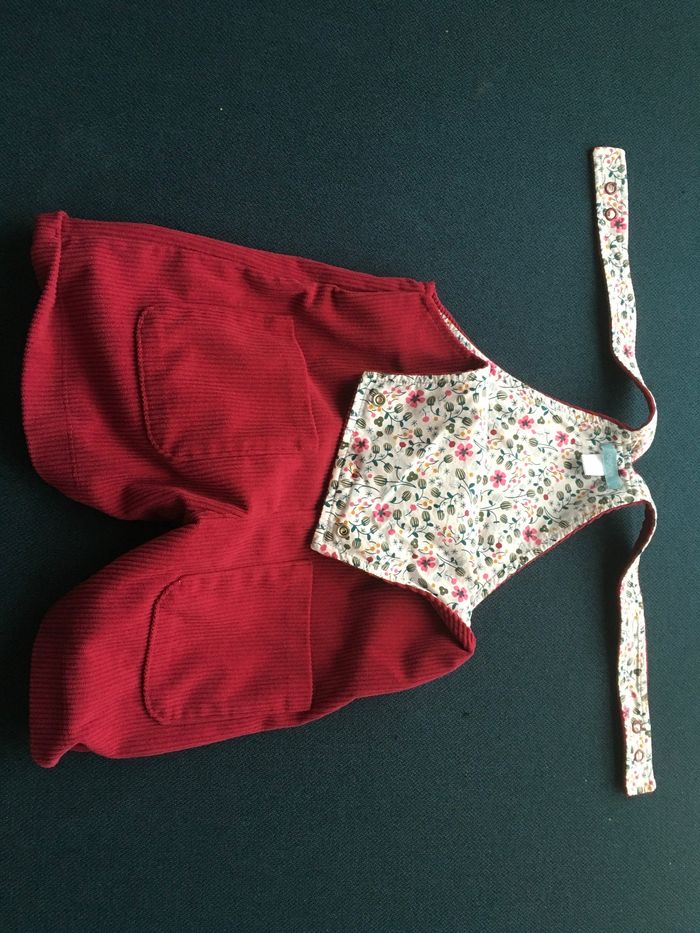 Salopette courte velours rouge + tee shirt blanc - photo numéro 2