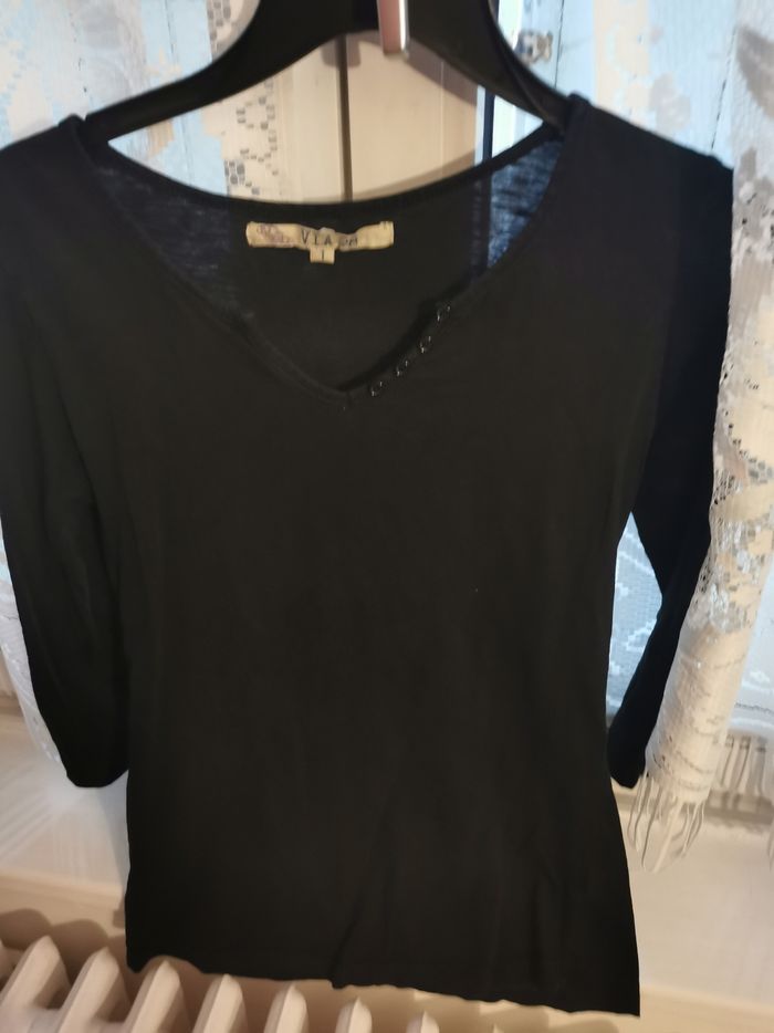 Polo manches 3/4 avec col V et petits bouton et fantaisie dos